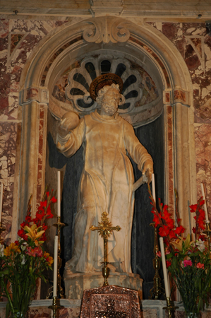Interno del Santuario - la Statua del Santo